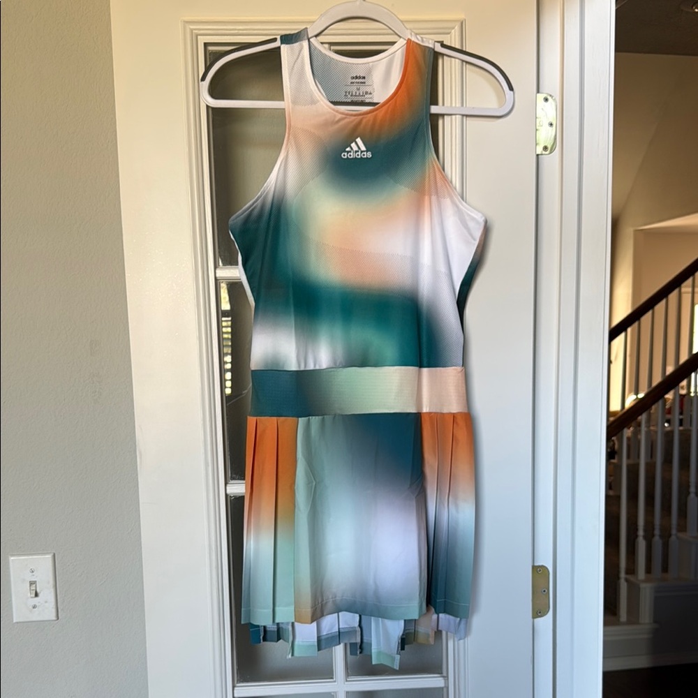 Adidas women’s size medium Multicolor Tennis Dress in excellent condition!